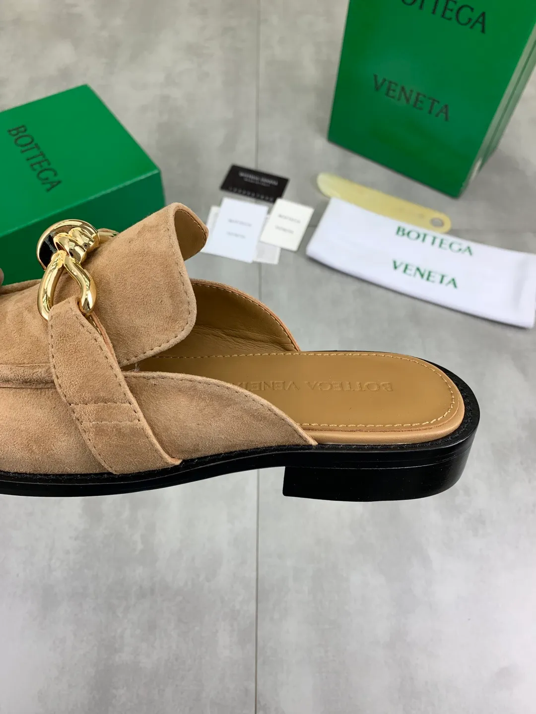 Men's shoes 💰P800 [New model] (genuine leather outsole) water-dyed cow lining 💰High-quality business couple half-slip leather shoes 💎💎💎 BOTTEGA VENETA official website synchronizes the latest top version of BV in the market, accepts material comparison, shoe type comparison, process comparison, practical and textured, versatile and suitable for any occasion, the more you look at it, the more flavorful it becomes. Purely hand-knitted craftsmanship - Upper material, calfskin imported from Italy 🇮🇹 - High-quality water-dyed cowhide lining - Original private model customized leather outsole -Size: Female 35-39 (40 ordered) Male 39-44 (38 45 can be customized) Color: Multiple colors available